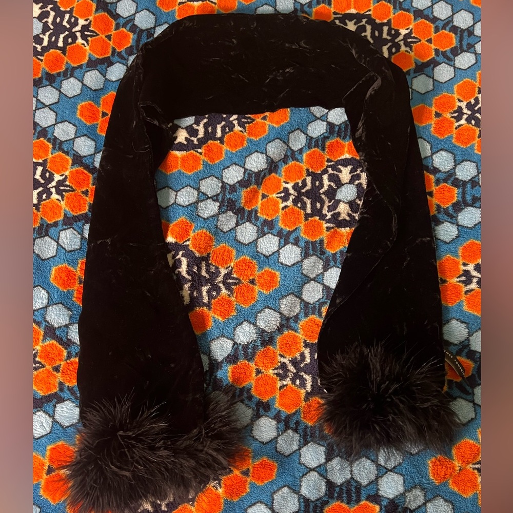 Summer Tompkins Women’s Black Velour scarf